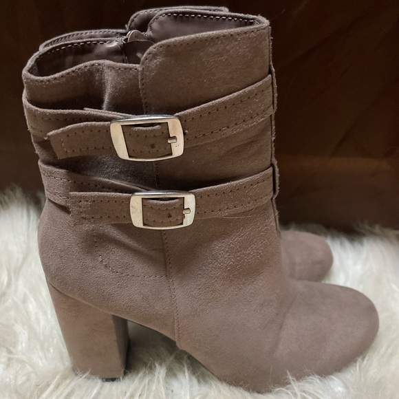 PRICE REDUCED! - Pink Suede Black Heel Strappy Ankle Boots Size 6 Women’s US - Picture 8 of 8